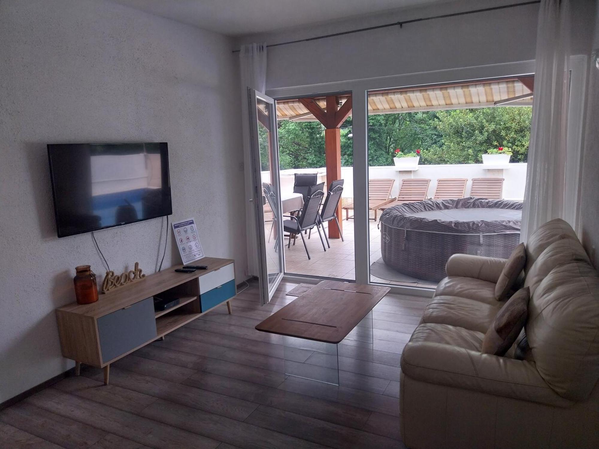 Brig 108 - Private Swimming Pool And Jacuzzi *